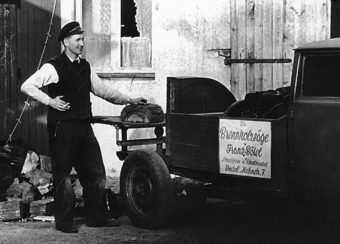 Franz Bötel mit der mobilen Brennholzsäge, 1945 in Wedel