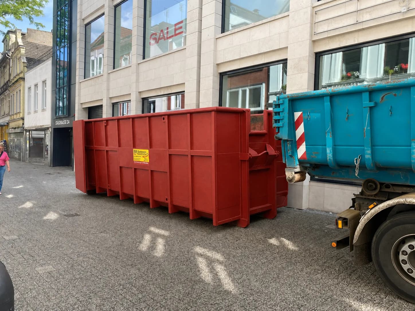 Roter Abrollcontainer der Bötel Entsorgungsgesellschaft bei der Anlieferung